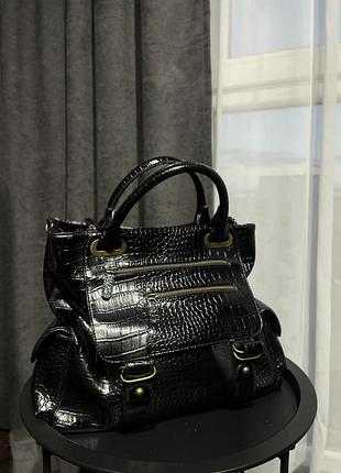 Объемная лакированная сумка