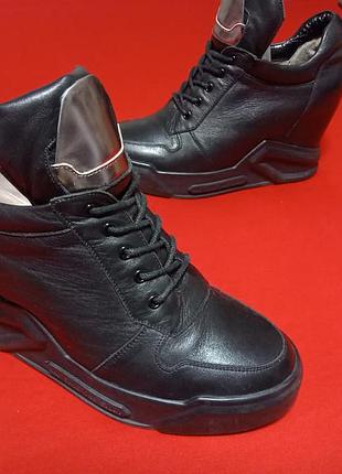 Женские спортивные ботинки на танкетке geedis,размер 39,натуральная кожа,стан очень идеален