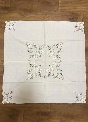 Скатертина із вишивкою та ажурним плетенням 81на82см