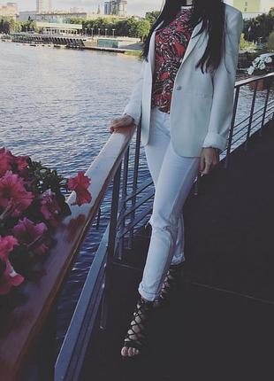 Жакет zara   жіночій в молочному колір подовжений ! є нюанс немає 1  ґудзика на одному рукаві і треба попрати все є на фото