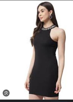 Короткое черное платье без рукавов