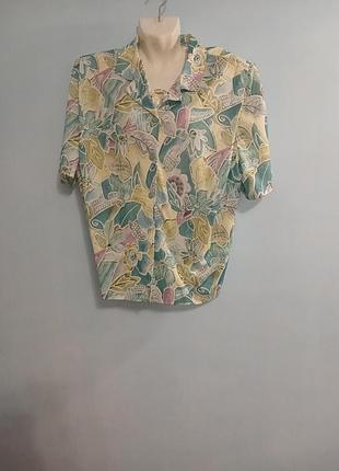 Блузка женская. размер 52. под мышками 65 см. длина по спине 65.