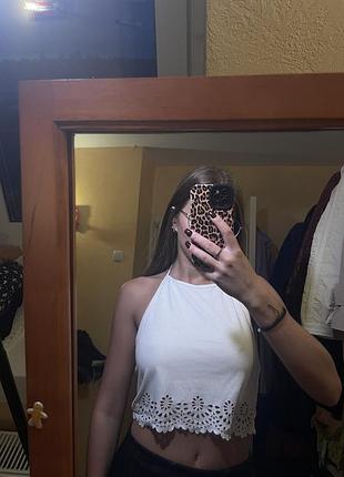 Біла майка з візерунком та відкритою спиною
