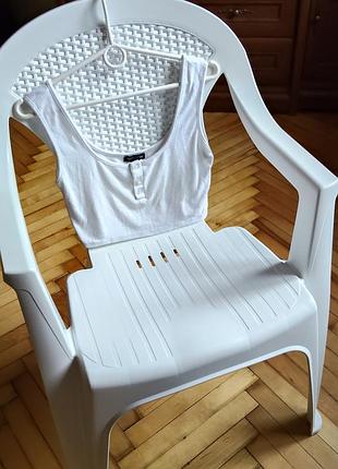 Білий короткий топ у рубчік з гудзиками