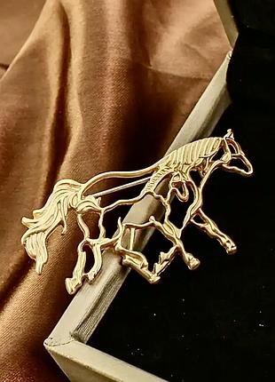 Металева броша кінь із лошатим, броша коні символ 2026 року, брошка унісекс