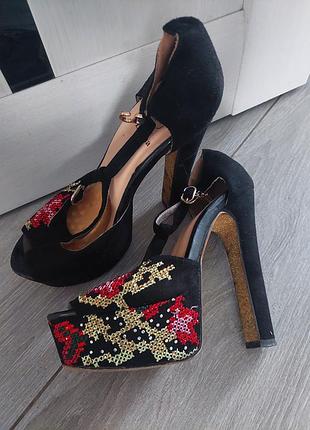 Туфлі-босоніжки, босоніжки з вишивкою