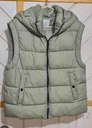 Жилет с карманами и капюшоном