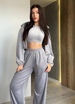 Приємний велюровий костюм трійка який складається зі зручного зіп худі на блискавці штанів вільного крою на затяжках внизу та гарного топу