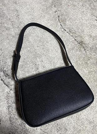 Маленька чорна жіноча сумка з ремінцем