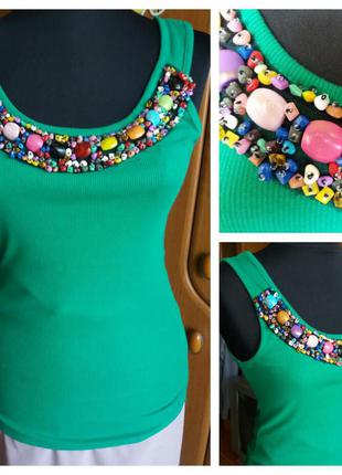 Красива футболка з обробкою з каменів і бісеру