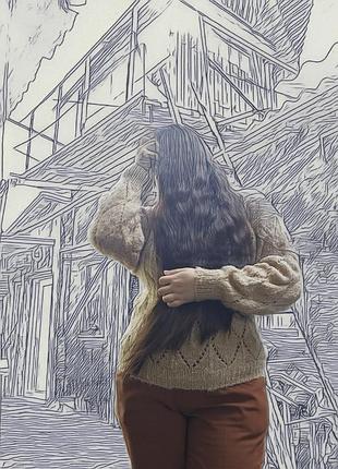 В'язаний светр жіночий ручної роботи середньої  довжини з 30 % кід мохера , пастельно охристого відтінку, розміру l-xl, теплий ,приємний до тіла