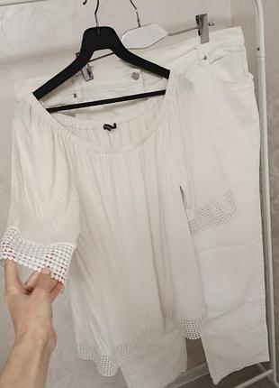 Костюм біла футболка мереживом джинси прямі білі мом завужені великого розміру