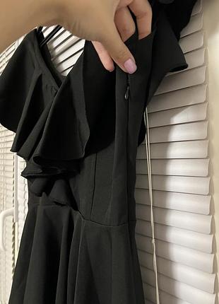 Приталене платя чорного кольору з рюшами та гарним декольте