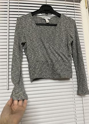 Кофта з декольте