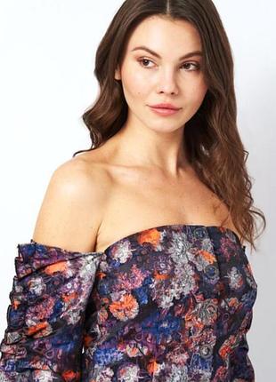 Топ  з відкритими плечами у квітковий принт від h&m s-m розмір