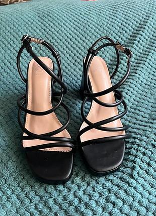 Жиночі босоніжки на підборі бренду weide, підбор 9см. країна виробника угорщина. матеріал еко-кожа. одягалися один раз