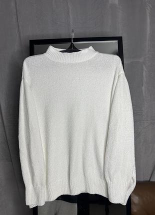 Білий светр