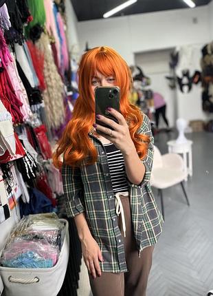 Парик рыжий, волнистый, длинный с чёлкой, имеет блеск