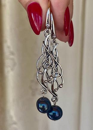 Довгi сережки з чорними перлами