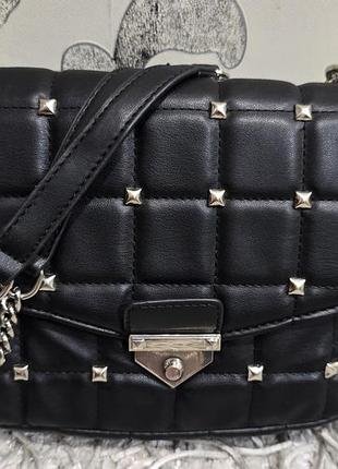 Шикарная сумка на плечо через плечо с цепочкой и заклепками черного цвета.