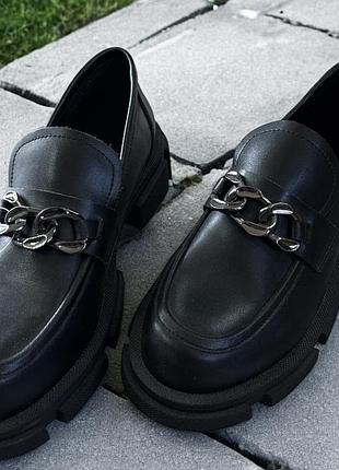 Шкіряні жіночі лофери на масивній підошві