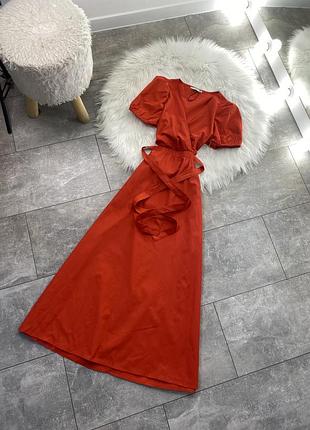 Гарна червона сукня