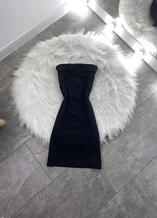 Маленька чорна сукня