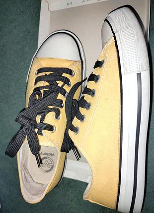 Жёлтые кеды