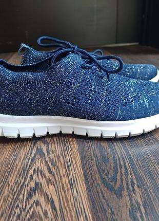 Женские кроссовки