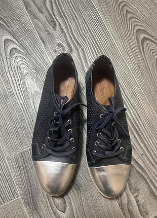 Жіночі закриті туфлі-кеди