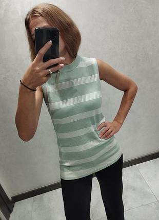 Стильная безрукавка в полоску