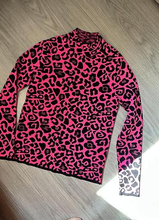 Яркий малиновый гольф леопард