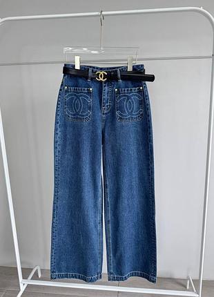 Джинсы синие прямые широкие с черным ремнем