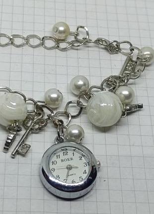 Браслет с подвесками и часами.