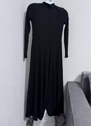 Чорна сукня міді