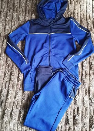 Спортивный костюм для парня.