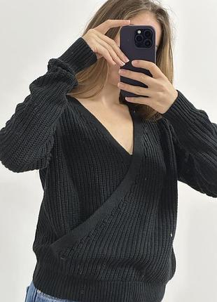Светр з розрізом, темний і приємний до тіла
