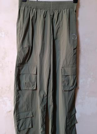 Штаны карго, длинные и широкие.