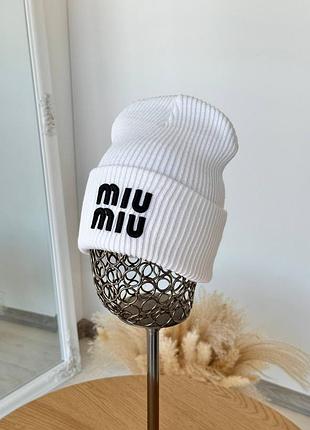 Теплая вязаная шапка лопатка унисекс мужская с логотипом белая