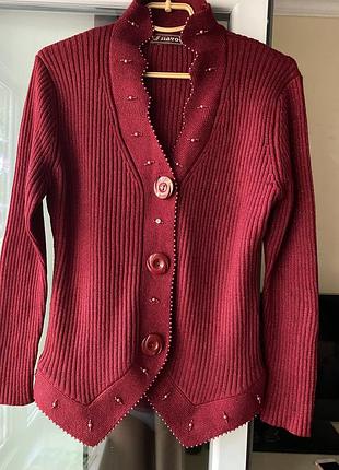 Кардиган кофта на ґудзиках. прікрашена по вирізу горловини,по низу та по переду перлинами і бісером. розмір 38/м/46  40/l/48