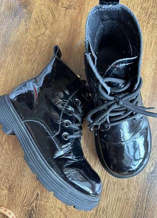 Ботинки лакированные размер 33 стелька 20 
размер 34 стелька 21
