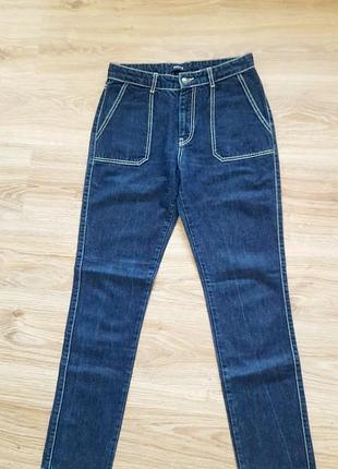 Джинсы с белой строчкой