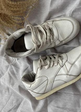 Белые кроссовки от lc walkiki