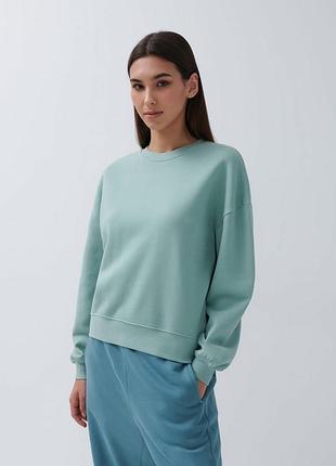 Світшот жіночий house brand. розмір xs-s. оздоблення в рубчик. внутрішня частина утеплена та мʼяка. тканина з 80% вмістом бавовни.