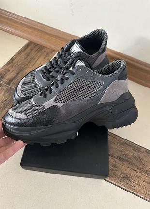 Продам очень стильные кроссовки кожу