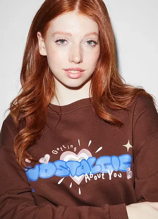 Коричневый свитшот с надписью