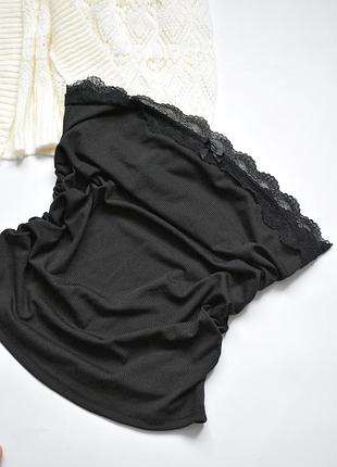 Черный топ бандо в рубчик с кружевом по верху