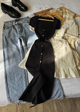 Чорна цупка сукня резинка у рубчик міді