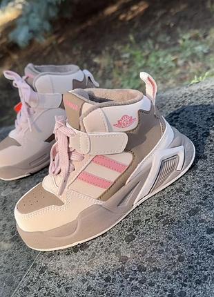 Кросівки для дівчат