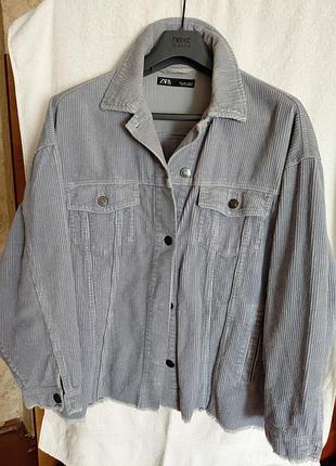 Куртка короткая голубая с вельвет. на рукавах и по низу -оторочка,очень опрятная.подходит, как к юбке, так и джинсам.